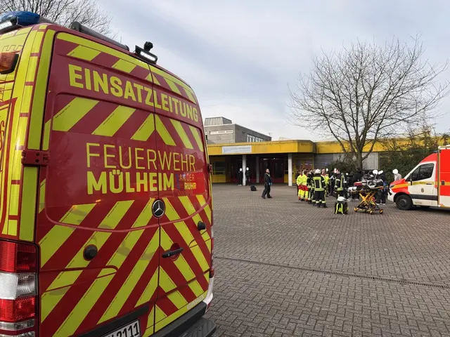 Der Einsatzleitwagen am Berufskolleg. | Foto: Feuerwehr Mülheim an der Ruhr