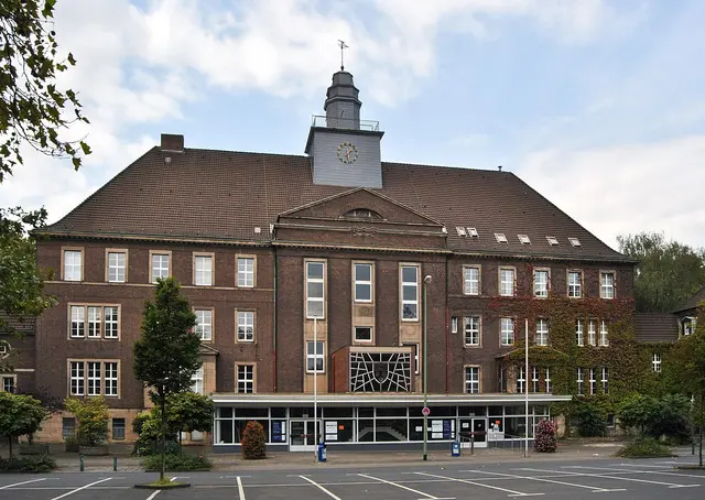 Bezirksrathaus Rheinhausen | Foto:  © Steffen Schmitz (Carschten) / Wikimedia Commons / CC BY-SA 3.0 DE bzw. Free Art License