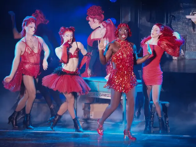 Oberhausen: Die Drag-Truppe "Angels" um Drag-Queen Lola (2. v.r.) runden das über zweistündige Programm gekonnt ab. | Foto: Andrea F. Becker