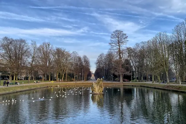 Joseph Hammerschmidt: Jröne Jong (1900) im Hofgarten mit Blick auf Schloss Jägerhof | Foto: Margot Klütsch