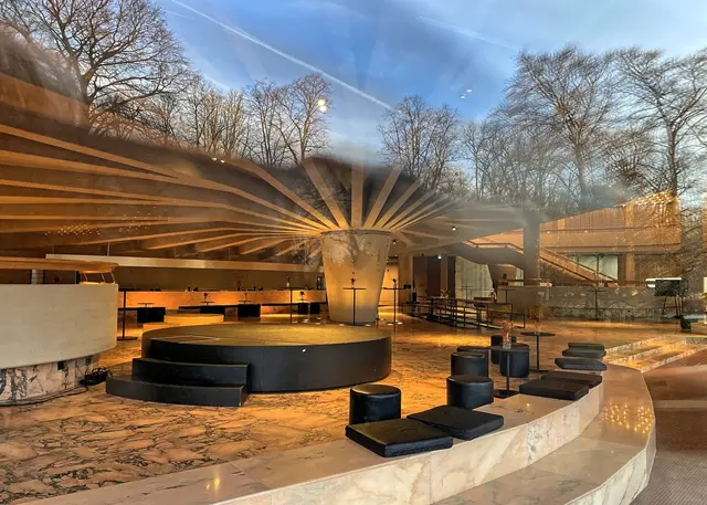 Der Blick durch die Scheiben im Schauspielhaus: Baum innen und Bäume  | Foto: Margot Klütsch