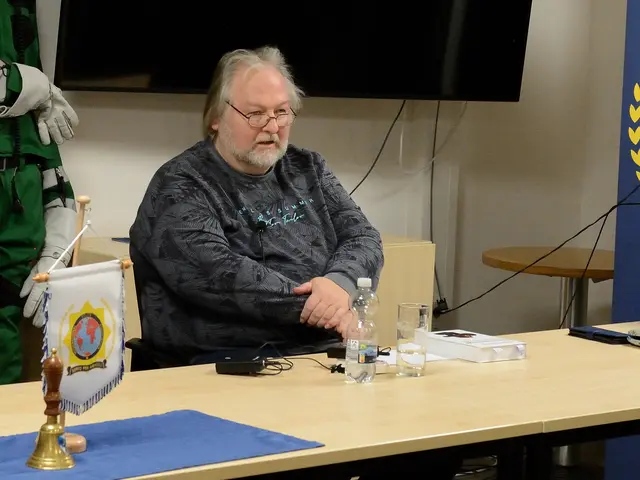 Auch ihm hat die Lesung sichtlich Spaß gemacht, dem Kriminahauptkommissar a. D.  | Foto: Uwe Klein