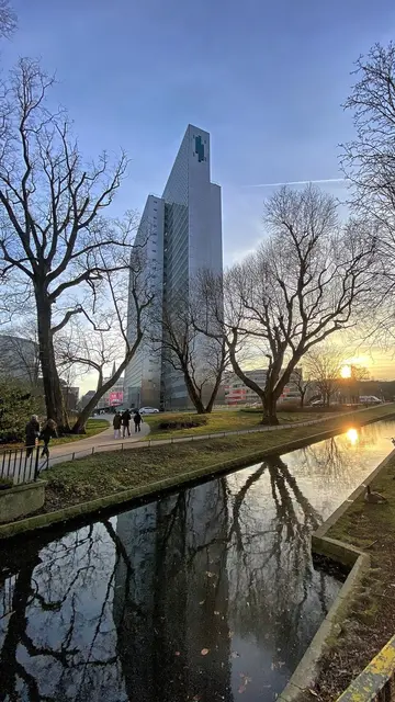 Winterspaziergang am Dreischeibenhaus (HPP, 1960) am Hofgarten | Foto: Margot Klütsch