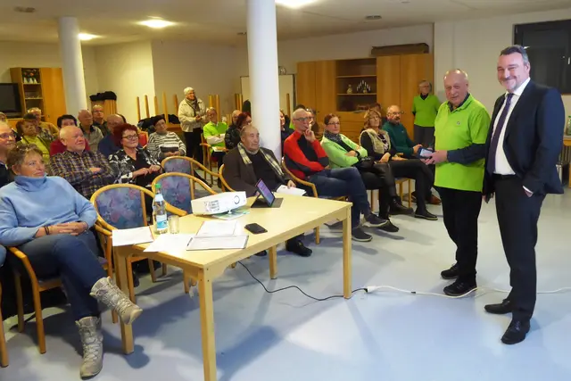 Kurz vor Beginn des Vortrags stimmen Siegfried Franke, Vorsitzender des Nachbarschaftsnetzwerks, und der Referent Marco Ludwig (rechts) noch letzte Einzelheiten ab. 