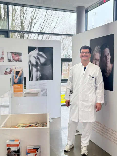 Dr. Harald Schäfer, Transplantationsbeauftragter des Philippusstift, hat die Initiative ergriffen, die Ausstellung in den Essener Norden zu holen.  | Foto: Contilia, L.Boscheck