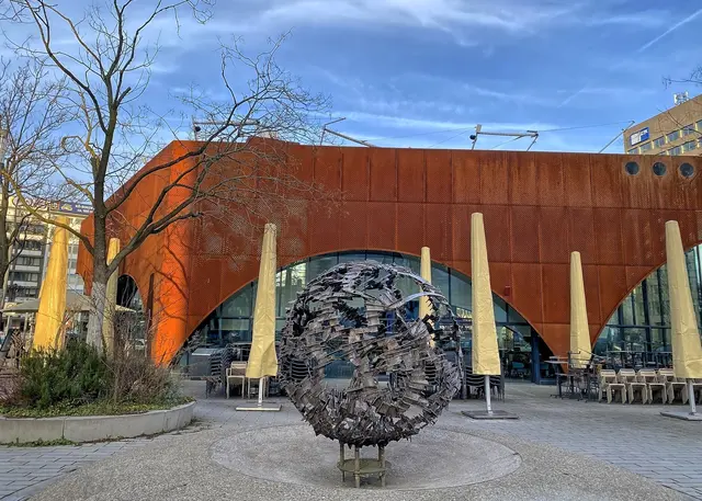 Winterschlaf: Kugelbrunnen vor "Wilma Wunder" | Foto: Margot Klütsch