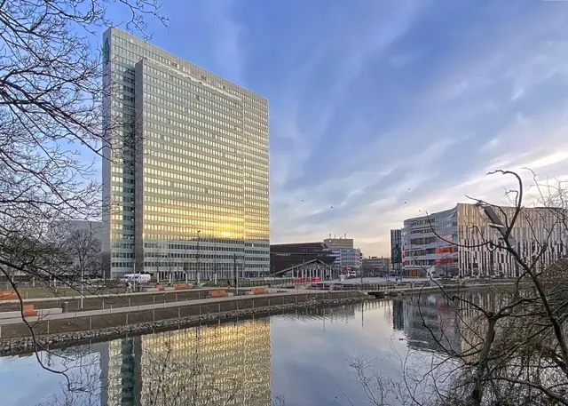 Schlicht und elegant: das ikonische Dreischeibenhaus (HPP, 1960) mit Landskrone | Foto: Margot Klütsch