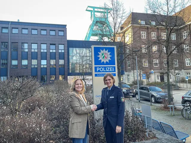 Begrüßung der neuen Direktionsleiterin Linda Mrozek durch Polizeipräsidentin Christine Frücht im PP Bochum | Foto: Polizei Bochum