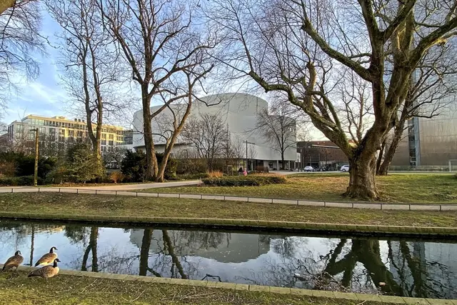 Wir drei sollten mal wieder ins Theater gehen! Schauspielhaus (Bernhard Pfau, 1970) | Foto: Margot Klütsch