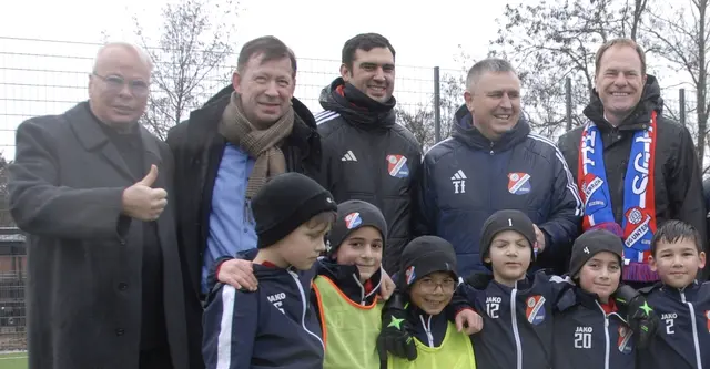 Von links nach rechts: Karl Tauschke (SG-Trainer und Vorstandsmitglied), Stadtdirektor Burkhard Hintzsche, Christian Eckart (2. Vors. SG), Tomislav Ivancic (1. Vors. SG), Ober-bürgermeister Dr. Stephan Keller und die Kinder der F2-Jugend der SG Unterrath. 

