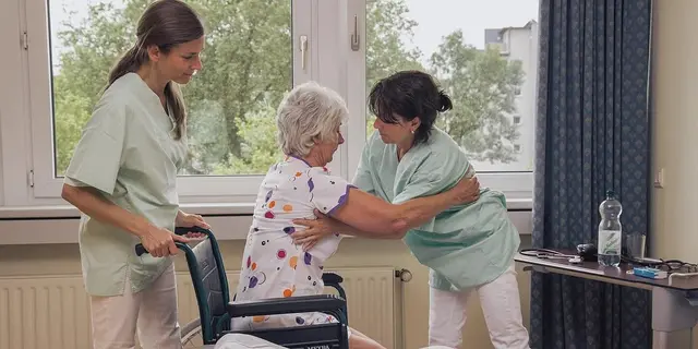 Eigenanteile von Pflegeheim-Bewohnenden auf mehr als 2.600 Euro pro Monat gestiegen | Foto: AOK Bundesverband