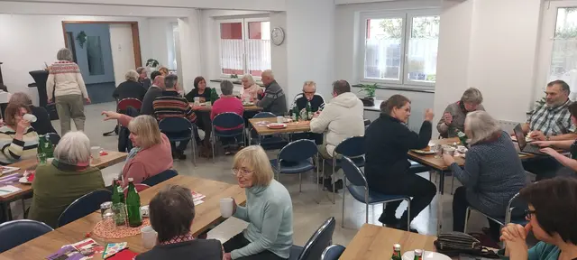 Angeregte Gespräche während des Frühstücks in der DRK-Begegnungsstätte Neuasseln, …