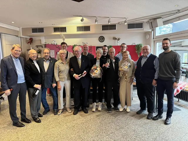 Die Ehrungen der NBV-Mitglieder für ihre langjährige Vereinszugehörigkeit sind jedes Jahr ein Höhepunkt beim Neujahrsempfang. Von links nach rechts: Ulrich Hülsbeck, Klaus Rudolph, Wolfganz Prinz, Brigitte Voigthaus, dahinter Nick Franke, Hänns Breitgraf, Dirk Lukrafka, Ute Breitgraf, Steffen Pickshaus, Hermann Feldbaum, Niclas Schmitz, Regina Feldbaum, Hermann Wolff und Tom Schönenberg.
 | Foto: Ihlo (Netzballverein)