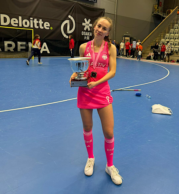 Maike Scheuer mit dem EM-Pokal | Foto: Scheuer