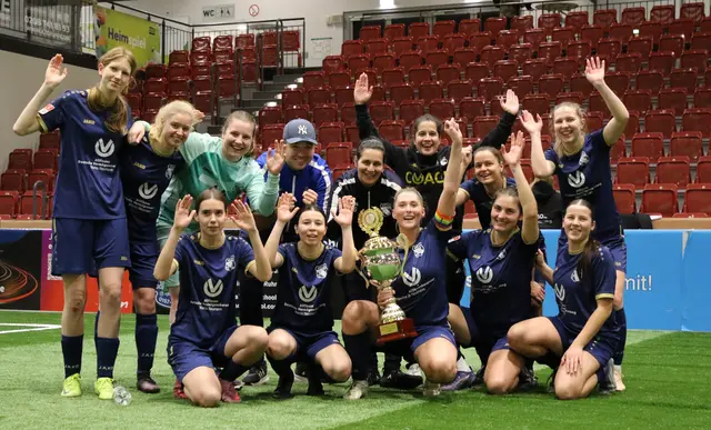 Die Fußballerinnen des TV Brechten aus Dortmund gewannen in Mülheim den erstmals ausgetragenen "SWB Ladies Cup" | Foto: md-presse