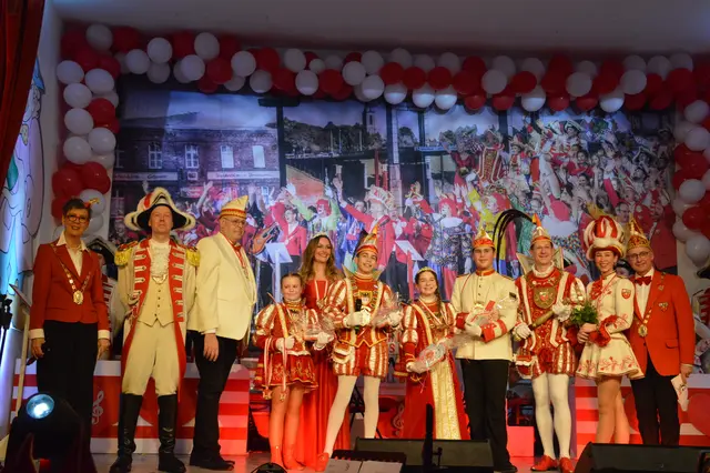 Prinz Dirk. I., Prinzessin Steffi I., Tanzmariechen Anika, Gardeoberst Niklas, das Duisburger Kinderprinzenpaar, sowie Sigrid Ridderskamp und Christoph Segerath.