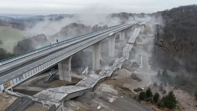 Nach der Sprengung der alten Teilbrücke wurde der nebenstehende Neubau auf seine Standsicherheit kontrolliert. | Foto: Autobahn Westfalen