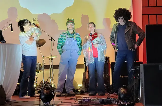 Das Leitungsteam im Hippie-Look: Sabine Riddermann, Roland Kompalka, Bianca Schramm und Christof Hoffmann | Foto: aN/esv