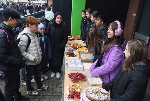 Die Spendenaktion für den neuen Calisthenics-Park ist auf der Zielgeraden – und die Klasse 7.2 hilft entscheidend mit. Ihr Kuchenverkauf brachte nicht nur 164 Euro ein, sondern zeigt: Jeder Beitrag zählt. | Foto: Oxana Riesner