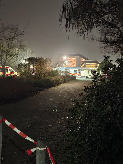Während der Entschärfung der Weltkriegsbombe konnten sich Ratinger Bürger, die in der Räumungszone wohnen, in der örtlichen Stadthalle aufhalten. | Foto: Martin Poche