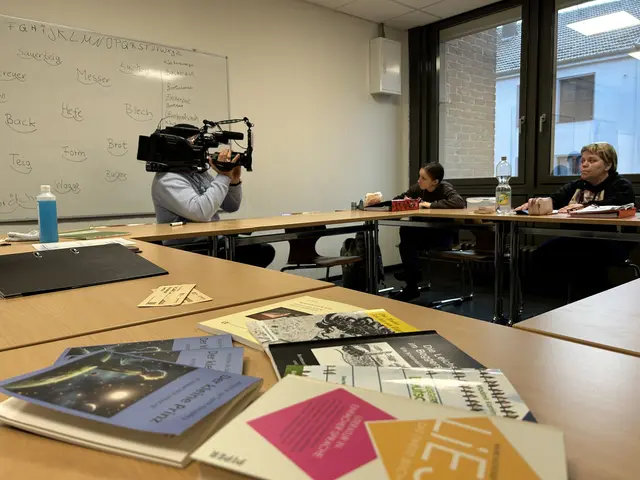 Ein Kamerateam von RTL West war zu Gast im Kurs "Lesen und Schreiben lernen für Erwachsene" an der vhs. | Foto: vhs Wesel-Hamminkeln-Schermbeck