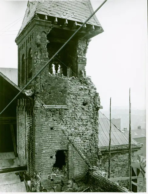 Der Südturm von St. Peter und Paul wurde schwer getroffen. | Foto: Gerhard Buschhausen/Stadtarchiv Ratingen