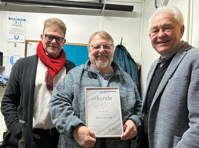 Stolz und Freude bei Michael Löhr (Mitte) vom Bahnengolf-Sportclub Bochum 1978 e.V., als er für seine 40-jährige ehrenamtliche Tätigkeit als Geschäftsführer geehrt wurde. Die Ehrung nahmen Bezirksbürgermeister Dr. Dirk Meyer (li.) und der Stellvertretende SSB-Vorsitzende Ulrich Liebert vor. | Foto: Stadtsportbund Bochum e.V. (SSB)