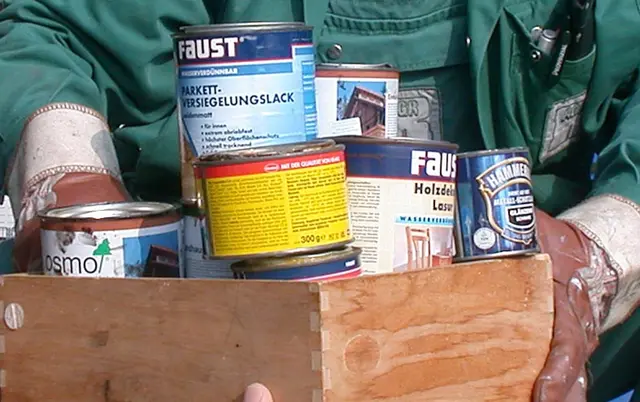 Farben und Lacke müssen gesondert entsorgt werden, zum Beispiel beim Umweltbrummi. Foto: Symbolbild ST