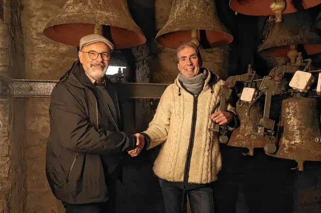Lars Friedrich von Hattingen zu Fuß übergab 350 Euro als Spende für das Glockenspiel. Foto: Verena Brandhoff