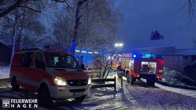 Wegen glatter Straßen hatte es die Feuerwehr Hagen schwer, zum Einsatzort zu gelangen. | Foto: Feuerwehr Hagen