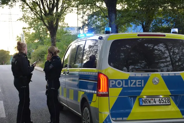 Symbolbild Streifenwagen mit Polizistinnen | Foto: Polizei Mettmann