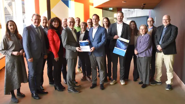 Im Beisein der Bürgermeisterinnen und Bürgermeister übergab Regierungspräsident Heinrich Böckelühr den Förderbescheid an Landrat Jan-Christoph Schaberick. Denis Ebbing (fünfter von rechts) freute sich als Vertreter der Firma MUENET über die Vertragsunterzeichnung für den Bau der Glasfaserleitungen. Foto: UvK/Ennepe-Ruhr-Kreis