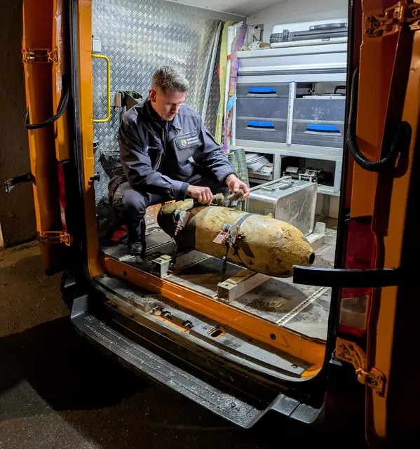 Entschärfer Julian Granzow nach der erfolgreichen Entschärfung der Fünf-Zentner-Bombe aus dem Zweiten Weltkrieg in Ratingen.
 | Foto: Ratingen
