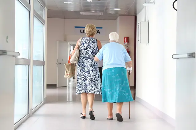 Ehrenamtliche Seniorenbegleitung  ist in Iserlohn schon etabliert. Foto: Pixabay_sarcifilippo 
