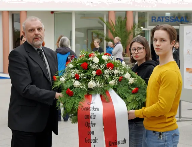 Anlässlich des nationalen Gedenktages für die Opfer des Nationalsozialismus und der Befreiung des Konzentrationslagers Auschwitz vor 81 Jahren legte Bürgermeister Dirk Wigant gemeinsam mit Marla und Jeldrik vom Pestalozzi-Gymnasium einen Kranz am Friedensstein im Rathaus Unna nieder | Foto: Kevin Kohues (Kreisstadt Unna) 