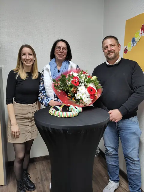 Rabea Usai, Fachbereichsleitung Kita beim AWO KV Wesel (li.), und Vorstandsmitglied Benjamin Walch verabschiedeten Regina Althaus in den Ruhestand und bedankten sich herzlich bei ihr für ihre tolle Arbeit und ihr Engagement. | Foto: AWO
