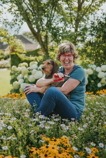 Katrin Iskam hat sich das Gärtnern selbst beigebracht. Am liebsten arbeitet sie mit Rauhhaardackel Tyson in ihrem grünen Paradies.
 | Foto: Franzi Schädel