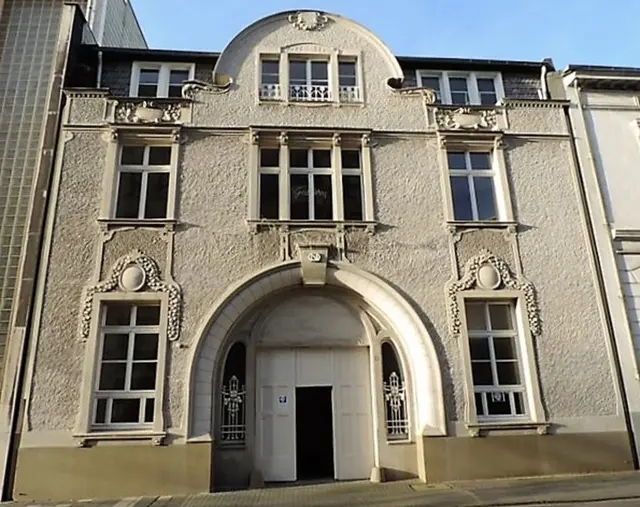 Villa Artis mit dem MMKM Museum Moderne Kunst Mülheim, der Ruhr Gallery und einem separaten Ateliertrakt in dem historischen Stammhaus der Tengelmann-Gründerfamilie Schmitz-Scholl in der Ruhrstraße 3 / Ecke Delle auf über 1.300 Quadratmetern | Foto: Archiv Mülheimer Kunstverein KKRR
