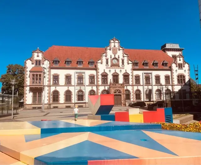 Städtisches Kunstmuseum Mülheim - seit 1994 am Synagogenplatz 1 in der frisch renovierten Alten Post - vorne der Brunnen des in der Tschechoslowakei geborenen Künstlers Otto Herbert Hajek (1927-2005) | Foto: Mülheimer Künstlerbund MKB