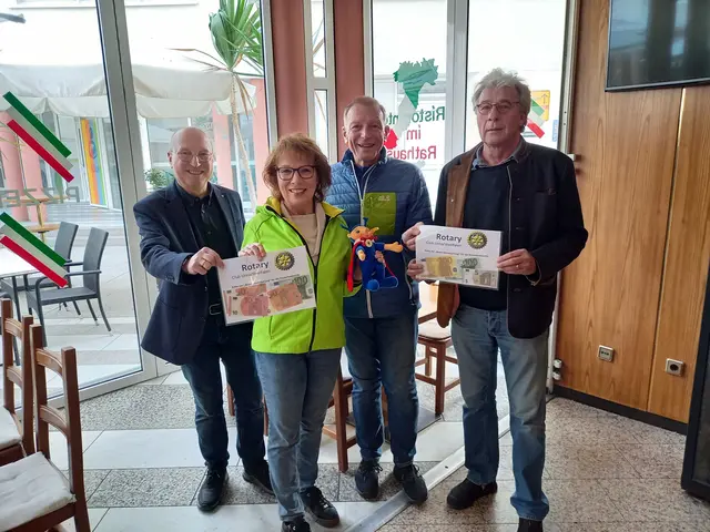 Auf dem Foto von links: Rainer Rüngeler (Rotary Club Unna), Monika Rebbert, Dieter Rebbert (beide Kinderkrebshilfe-Unna) und Christian Westebbe (Rotary Club Unna). Foto: Privat