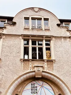 Inszenierung der Bergmann-Porträts in der Beletage der Villa Artis - Schau von Anna Magganiks, 2026 | Foto: Mülheimer Kunstverein KKRR