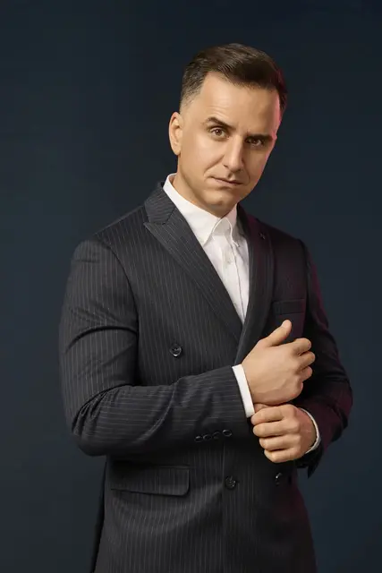 Özcan Cosar zerlegt in seinem neuen Programm "VIP" humorvoll und gleichsam scharfzüngig den absurden VIP-Kult.  | Foto: Boris Breuer