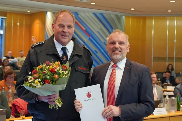 Bürgermeister Dirk Wigant (rechts) hat Hendrik zur Weihen  in der Sitzung des Rates am 5. Februar 2026 erneut zum Wehrleiter der Feuerwehr der Kreisstadt Unna ernannt.

 | Foto: ©  Kevin Kohues (Kreisstadt Unna) 