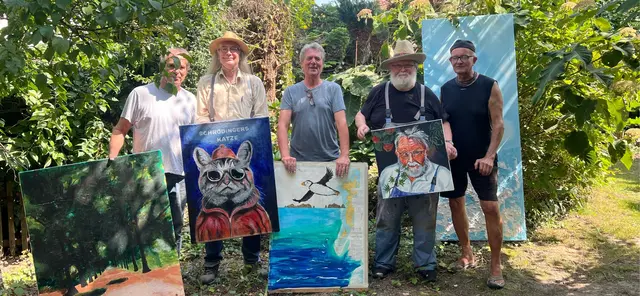 Das Foto (privat) zeigt die fünf Künstler beim Sommer-Workshop 2025, die jetzt ihre Werke in der Bürgergalerie ausstellen (Namen von links nach rechts): Rolf Elmer, Kurt Berlo, Hartmut Thom, Lothar Marquard (Besitzer des wilden Gartens auf dem Höchsten) und Udo Müller