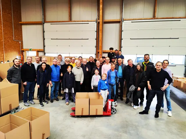 Gemeinsam angepackt und eingepackt: Der Lionsclub Mülheim-Hellweg und der Rotary-Club Mülheim-Uhlenhorst haben ihren achten Hilfstransport in die Ukraine geschickt.  | Foto: Thomas Emons