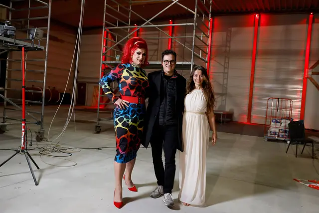 Fototermin auf der Baustelle: Palastdirektor Marvin Boettcher mit RPR-Publikumsliebling Roxy (l.) und „Aerial Pole“-Artistin Sabrina Püschel.
 | Foto: Marco Stepniak/RevuePalast Ruhr