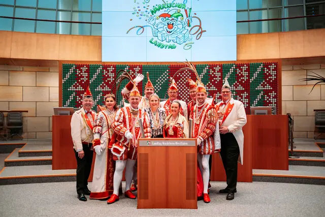 Charlotte Quik MdL mit ihren Gästen aus Wesel, Brünen und Dingden im Plenarsaal beim Närrischen Landtag.