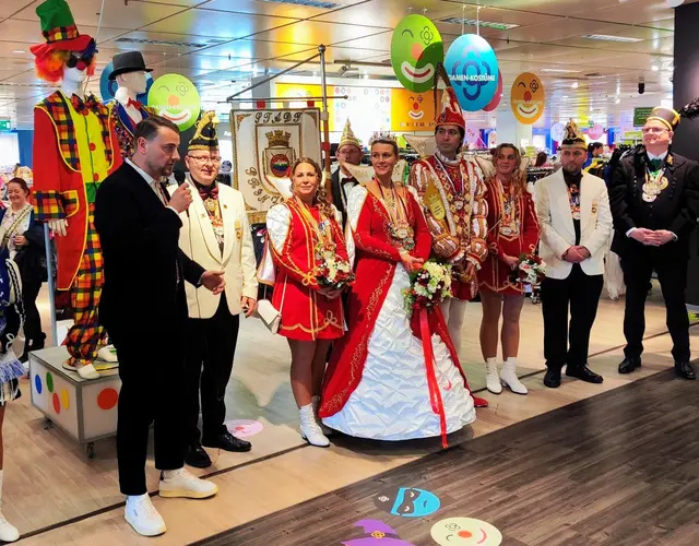 Filialleiter Matthias Sulz begrüßt die Mölmschen Tollitäten in der Kostümabteilung der Galeria. | Foto: Thomas Emons