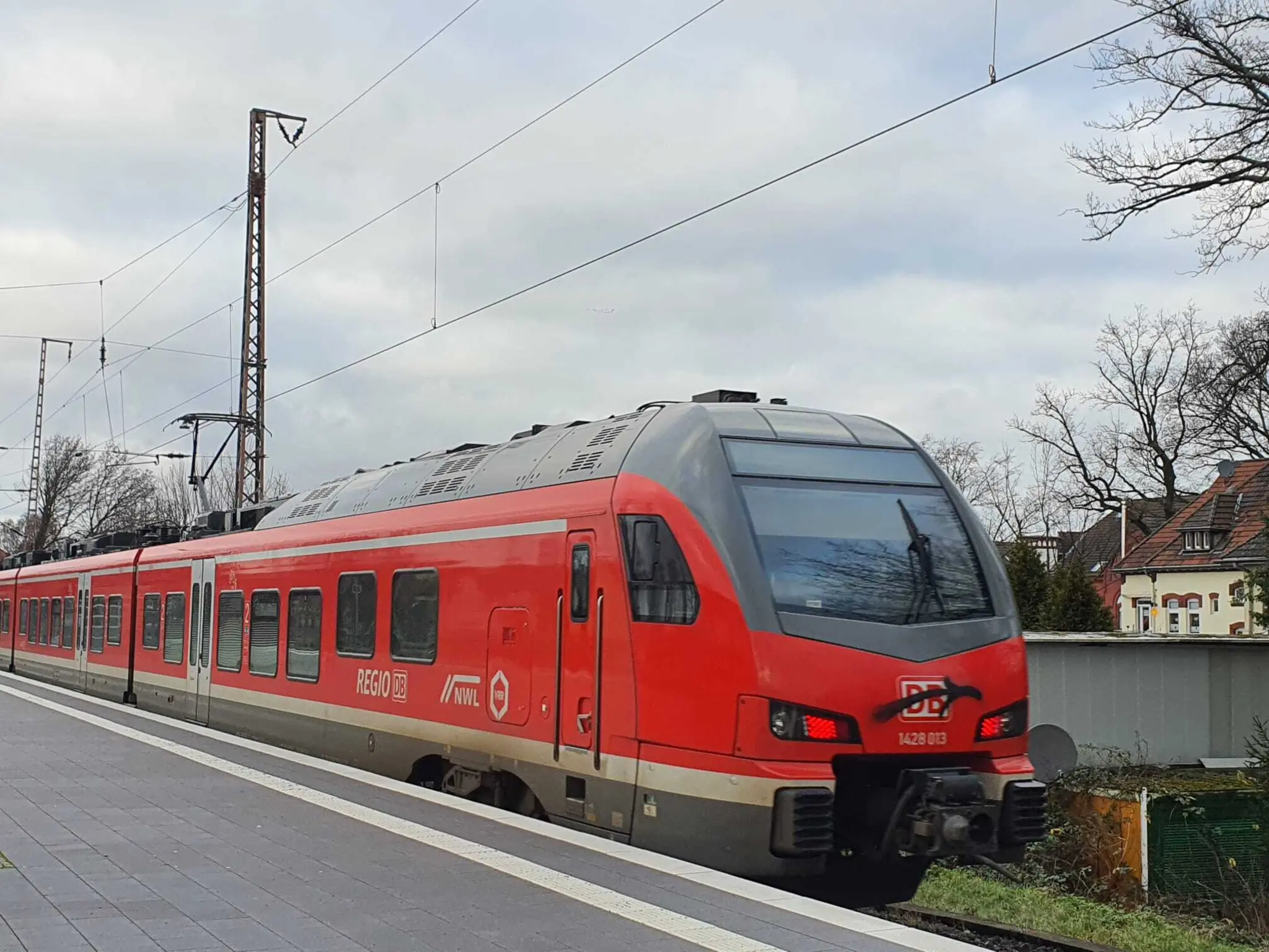 Zugbegleiter in Regionalbahn zweimal mit der Faust ins Gesicht ...