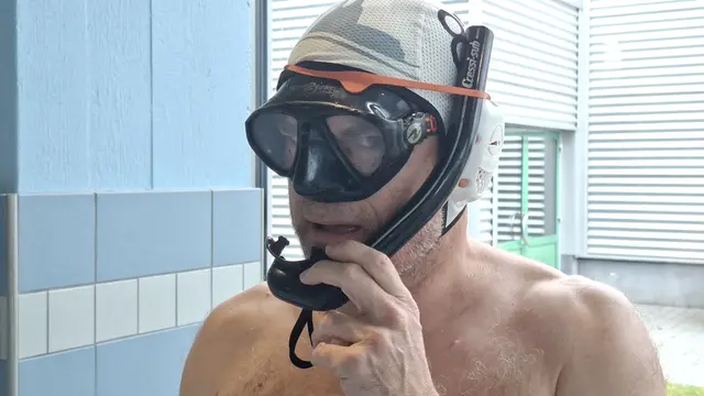 Der Schnorchel der UWR-Spieler ist sehr kurz. Er ermöglicht lediglich, dass Spiel von der Wasserfläche aus zu beobachten. Für die aktive Teilnahme am Spiel muss die Atemluft reichen. | Foto: Gerling